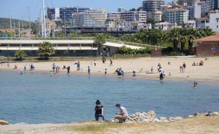 Başkan Günel, Kuşadası’nda çocuklara özel maske ve hediye dağıttı