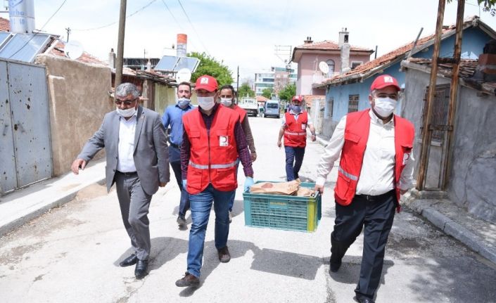 Başkan Kılca, Kızılay gönüllüsü olup ekmek ve gıda kolisi dağıttı