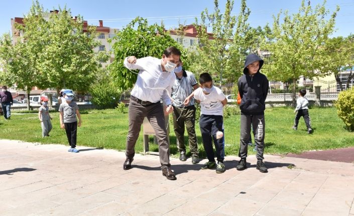 Başkan Kılca’dan çocuklara maske ve çikolata