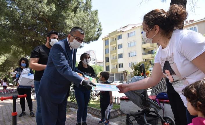 Başkan Öz’den çocuklara hediye