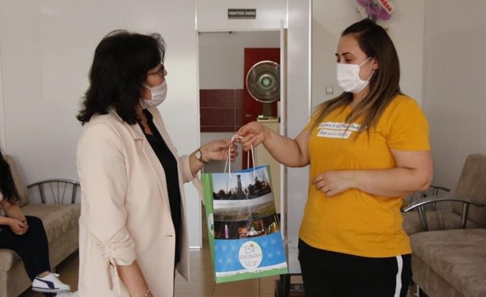 Berber, kuaför ve güzellik salonlarına maske hediye ettiler