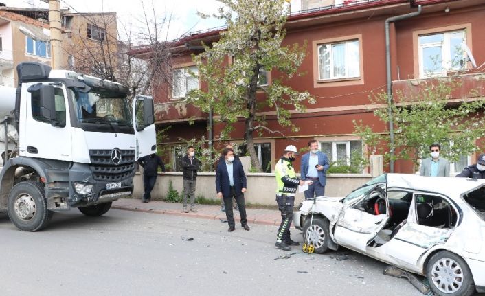 Beton mikseriyle otomobilin çarpıştığı kazada baba ve oğlu yaralandı