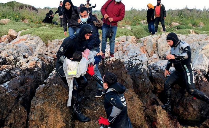 Çeşme’deki adaya sığınan göçmenleri Sahil Güvenlik kurtardı