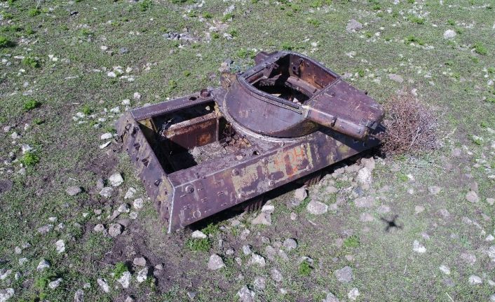 Dağ eteğindeki terk edilmiş tanklar görenleri hayrete düşürüyor