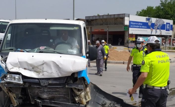 Denizli’de minibüs otomobille çarpıştı: 2 yaralı