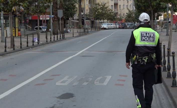 Denizli’de vatandaşlar sokağa çıkma kısıtlamasına riayet ediyor