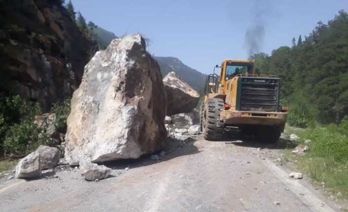 Dev kayaların düştüğü yol trafiğe açıldı