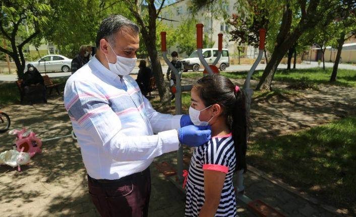 Develi Belediyesi’nden sokağa çıkan cocuklara maske desteği