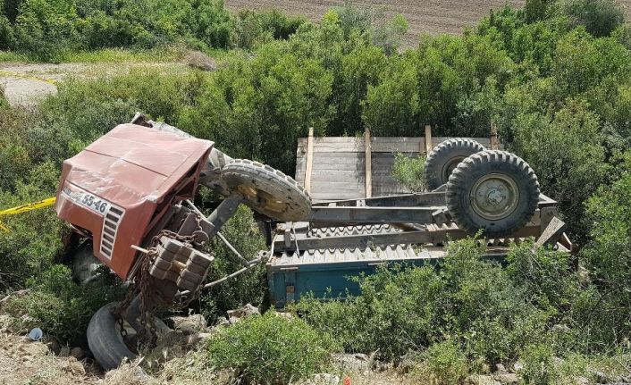 Devrilen traktörün altında kalan genç yaşamını yitirdi