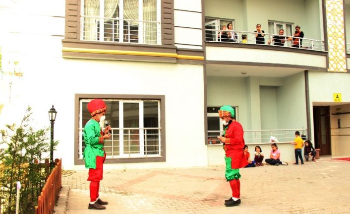 Din görevlileri cübbelerini çıkarıp kostüm giydi