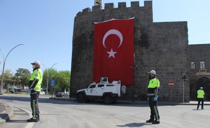 Diyarbakır’da cadde ve sokaklar kısıtlamanın 3’üncü gününde de boş kaldı