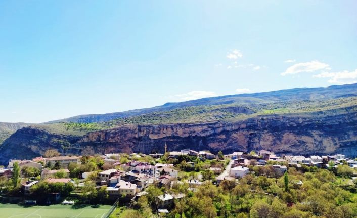 Doğal yaşamı ile dikkat çeken ilçe baharla renklendi