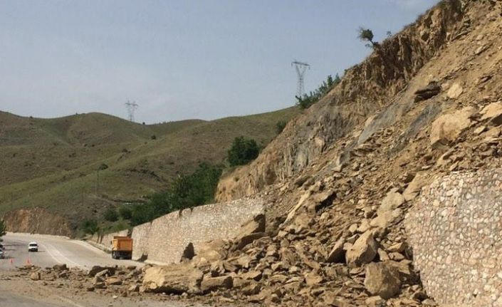 Elazığ-Keban yolunda heyelan, kaya parçaları yolu kapattı