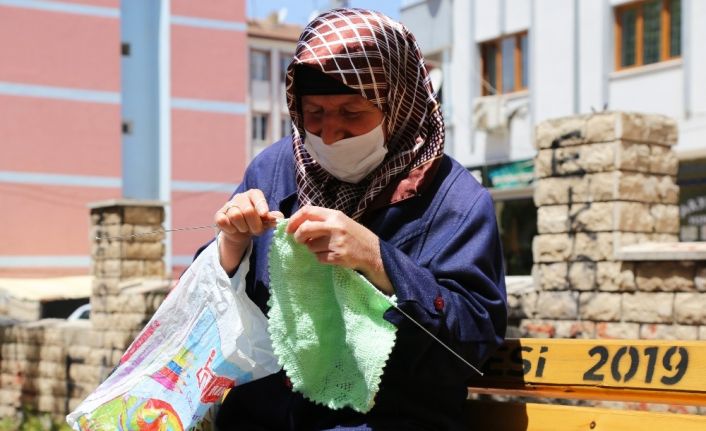 Elazığ’da 65 yaş ve üzerindekiler güneşli havanın tadını çıkardı