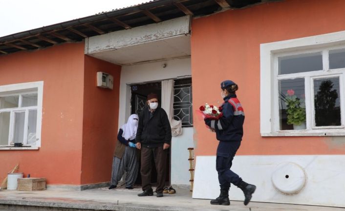 Elazığ’da evden çıkamayan emekli işçilere çiçekli Vefa