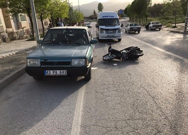 Emet’te otomobil ile motosiklet çarpıştı: 2 yaralı