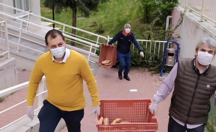 Erenköy’de binlerce pide ve ekmek dağıtıldı