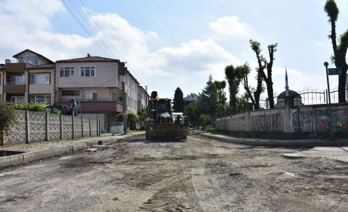 Erenler’de bozulan yollarda asfalt çalışması sürüyor