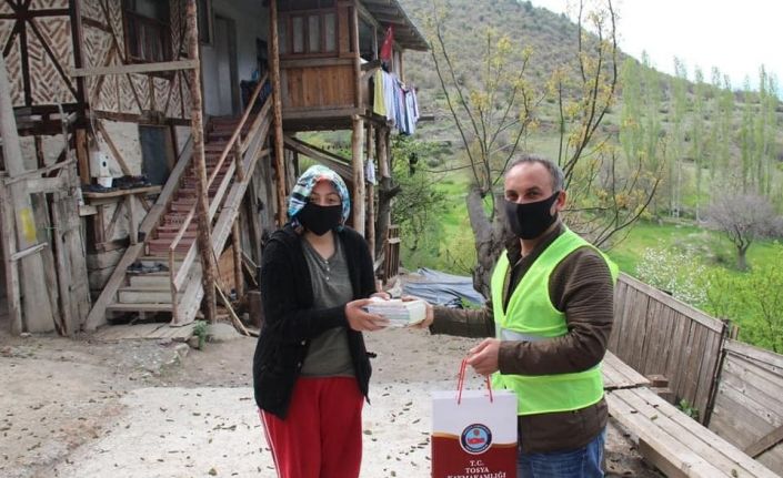 Evinden çıkamayan öğrencinin kitap talebini Kaymakam Pişkin karşıladı