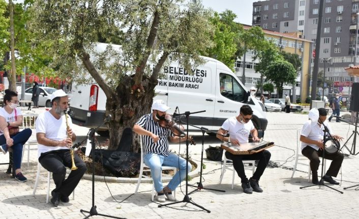 Gemlik’te sokağa çıkan vatandaşlara müzik ziyafeti