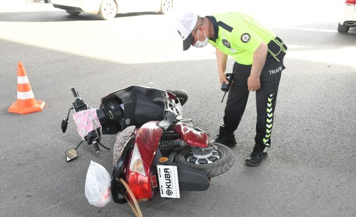 Hafif ticari araç elektrikli motosiklet çarpıştı: 1 yaralı