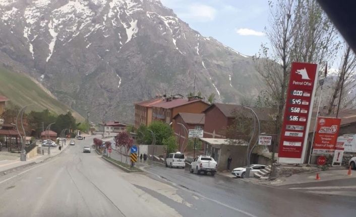 Hakkari’de yol yıkama çalışmaları sürüyor