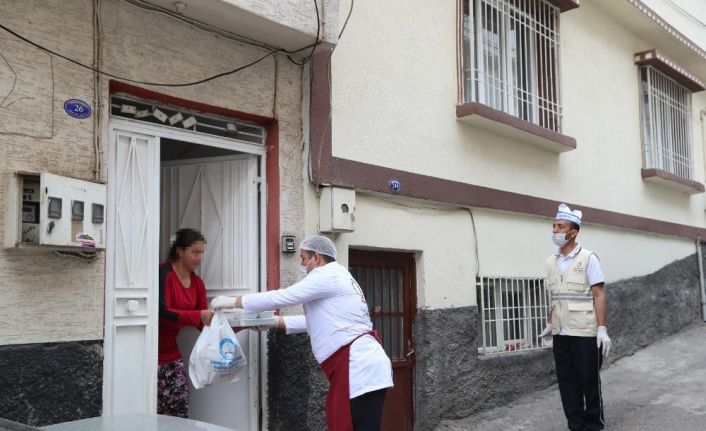 İhtiyaç sahibi vatandaşlara sıcak iftar yemeği