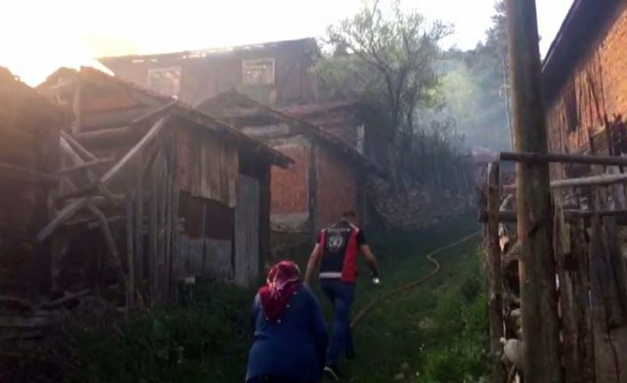 İki katlı ev yangında kullanılmaz hale geldi