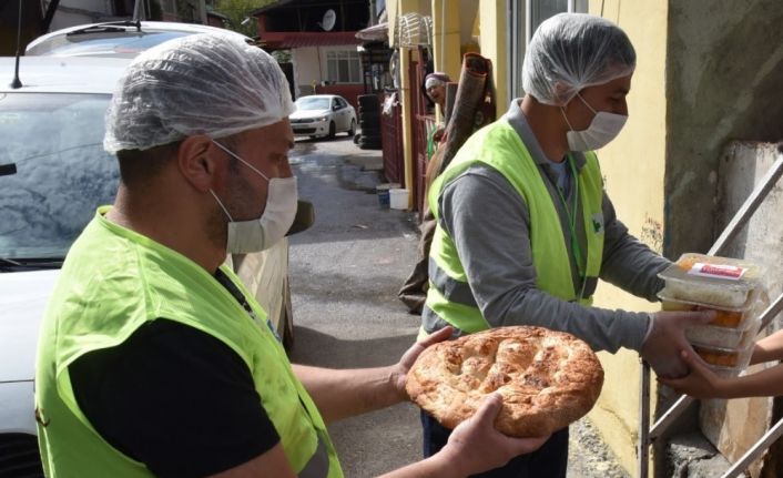 İzmit Belediyesi ihtiyaç sahiplerinin iftar sofrasına sıcak yemekle gidiyor