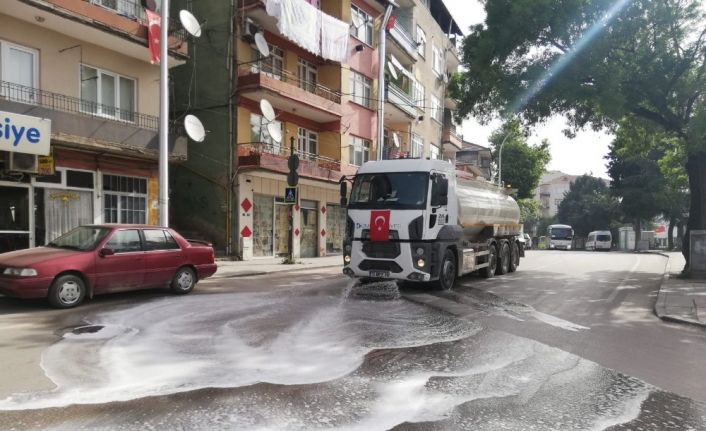 İzmit’te sokaklar dezenfekte ediliyor