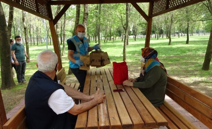 Kağıthane’de yaşlılara Ramazan Bayramı öncesi lokum hediyesi