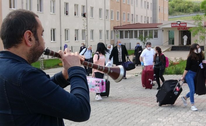 Karantina süresi dolan 343 kişi davul ve zurna ile uğurlandı