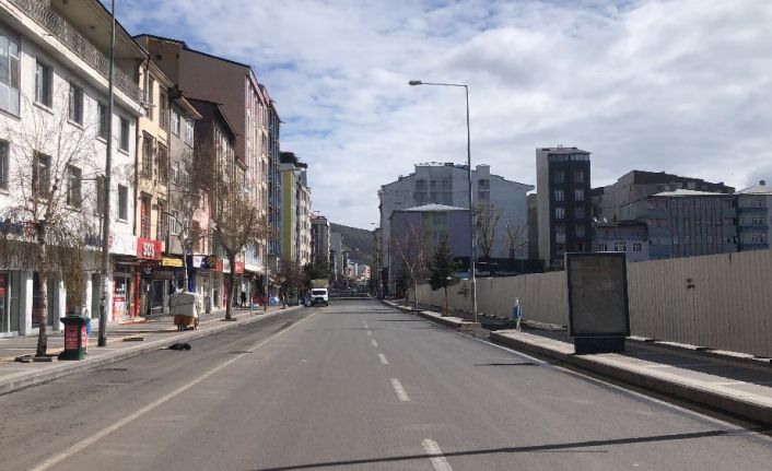 Kars’ta cadde ve sokaklar boş kaldı