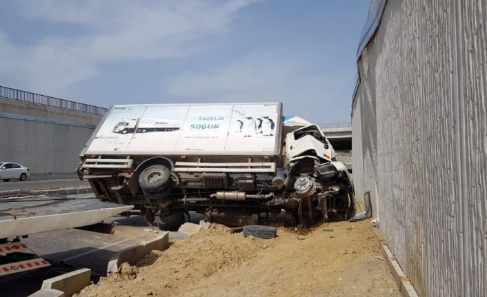 Kastamonu’da devrilen kamyon yolu ulaşıma kapattı