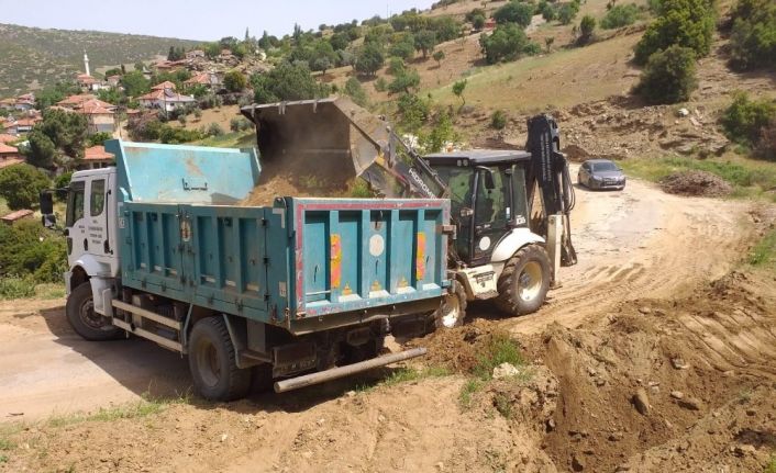 Kış mevsiminde bozulan yollar onarılıyor