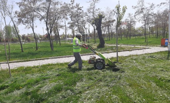 Kısıtlamada park ve bahçe çalışmaları sürüyor