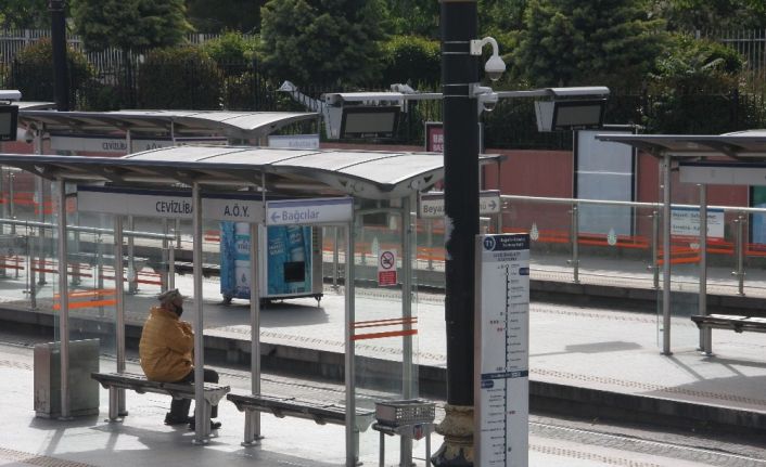 Kısıtlamanın ikinci gününde yollar ve duraklar boş kaldı