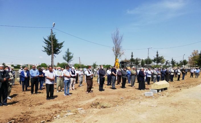 Kızıltepe’de sosyal mesafeli cenaze namazı