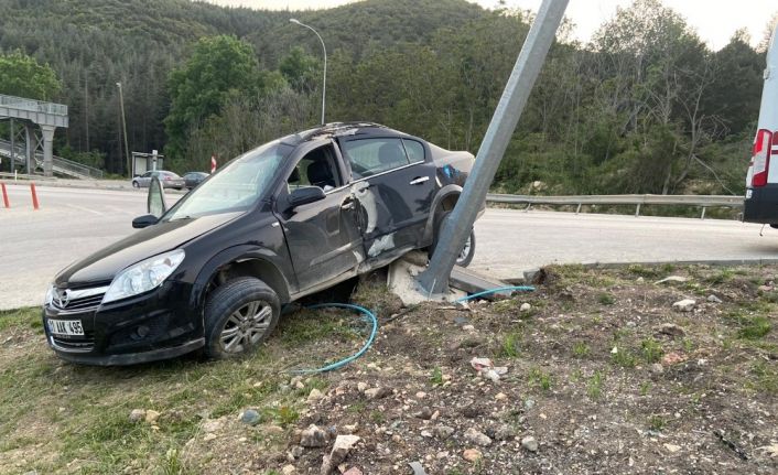 Kontrolden çıkan otomobil elektrik direğine çarptı