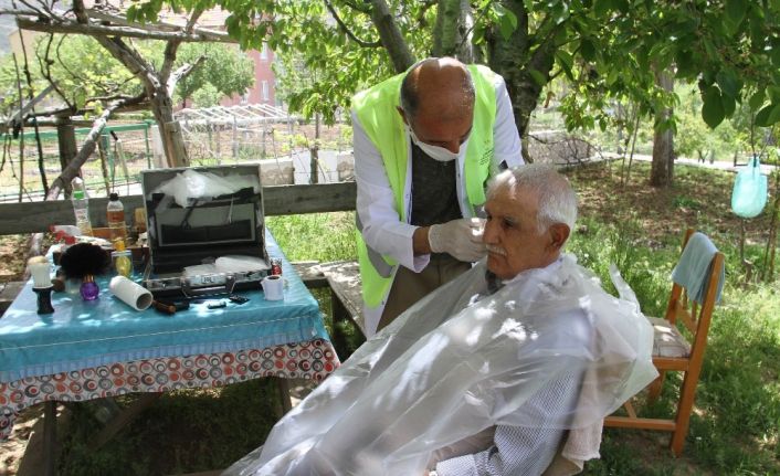 Konya’da 65 yaş üstü vatandaşlara bayram tıraşı hizmeti