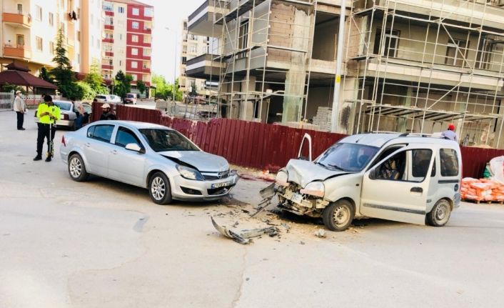 Konya’da iki otomobil çarpıştı: 3 yaralı