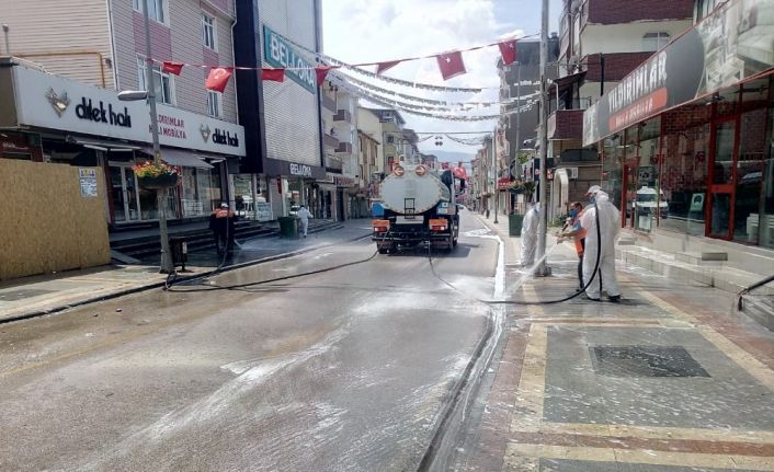 Körfez’de caddeler sabunlu suyla yıkandı