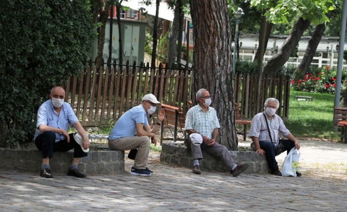 Korona izinlerini tavla başında geçirdiler