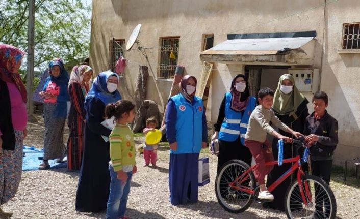 Kuran kursu hocaları çocukları sevindirdi