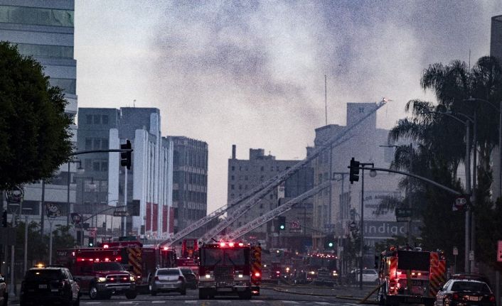 Los Angeles’ta yangın çıkan binada patlama: 11 itfaiyeci yaralandı