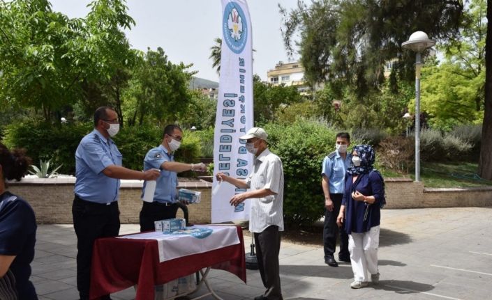 Manisa’da yaşlılar için 40 bin adet hijyenik maske dağıtıldı