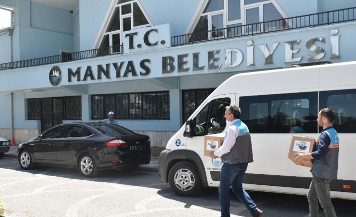 Manyas’ta 700 aileye yardım kolisi verildi