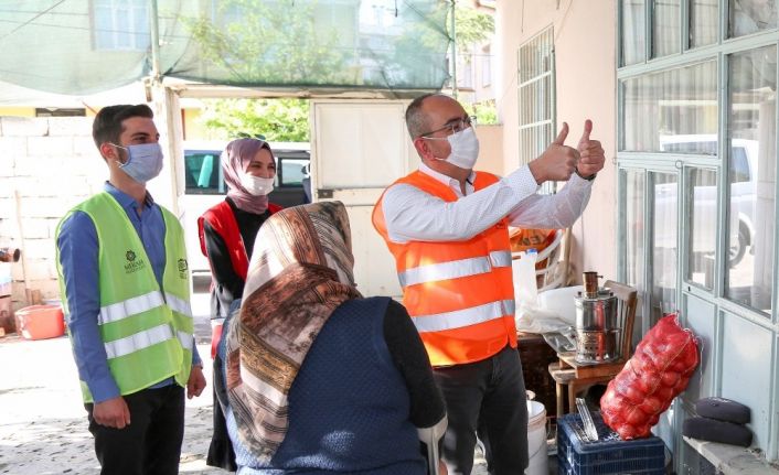 Meram’da yalnız yaşayan büyüklerin iftar yemeklerini Başkan Kavuş dağıttı