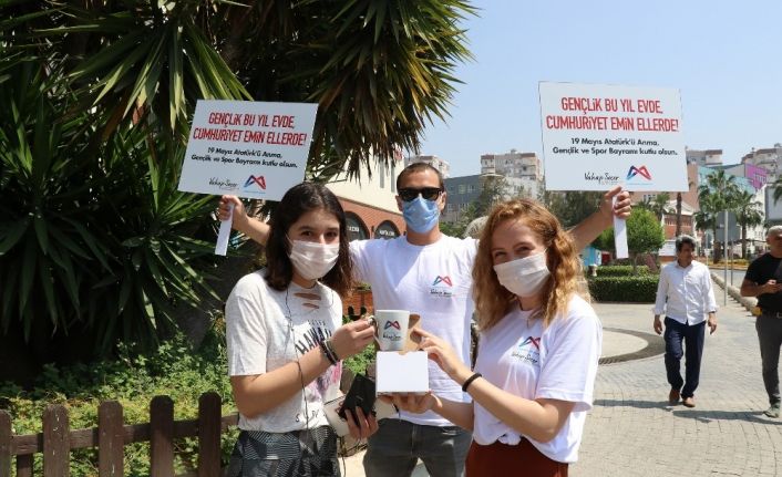 Mersin’de sokağa çıkan çocuklara hediye sürprizi