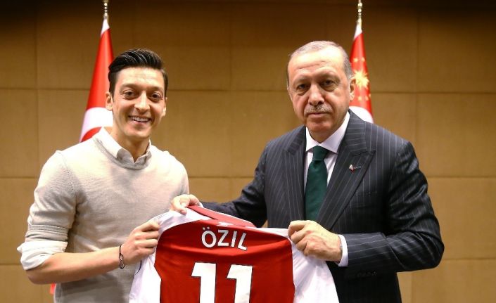 Mesut Özil’den Kızılay’a anlamlı bağış